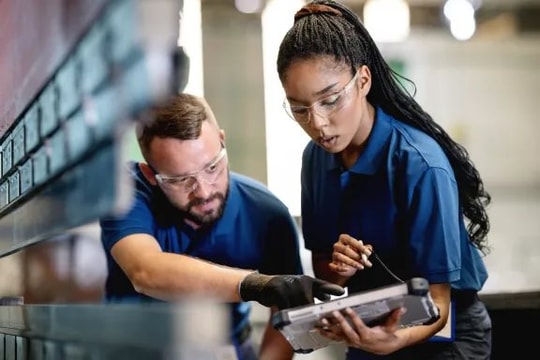 Cơn sốt việc làm 2026: Top những nghề nghiệp "hái ra tiền" mà AI không bao giờ thay thế được