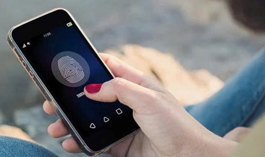 Tại sao không nên dùng vân tay mở khóa điện thoại? 