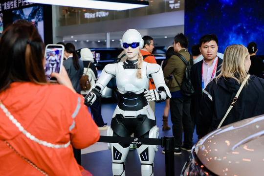 Hãng xe xây nhà máy tại Việt Nam lần đầu cho ra mắt hàng loạt robot thông minh