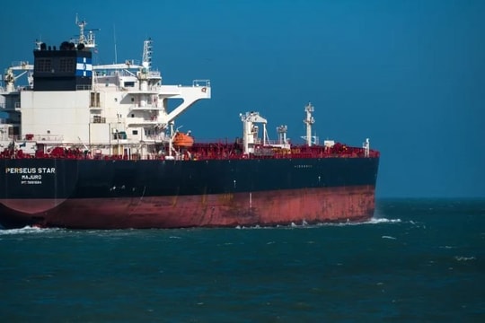Eo biển Hormuz đóng băng, một địa điểm bất ngờ nhộn nhịp chưa từng có: 240 tàu chở dầu cập cảng chỉ trong 1 tháng, cả châu Á đổ xô đến mua hàng