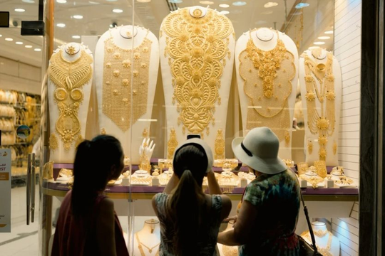 Giới buôn vàng Trung Đông và Nga ‘bê’ vàng tháo chạy đến Trung Quốc, chấp nhận bán rẻ tới 20%: Chuyện gì đang xảy ra?