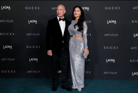 Từng bị LVMH từ chối thẳng mặt, tỷ phú công nghệ Jeff Bezos đã dùng hàng trăm triệu USD để phục thù trong 14 năm như thế nào tại Met Gala?