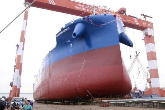 Kỳ tích hạ thuỷ con tàu 65.000 tấn, dài 200m, 5 hầm hàng do chính người Việt Nam thực hiện: Báo quốc tế khen ngợi, ngành đóng tàu nước ta lọt Top 4 thế giới 