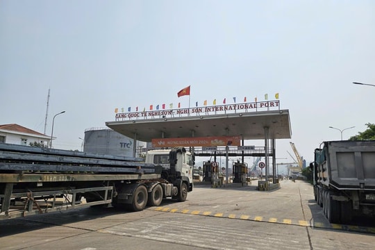Nhộn nhịp những chuyến tàu cập cảng Nghi Sơn dịp đại lễ 30/4-1/5
