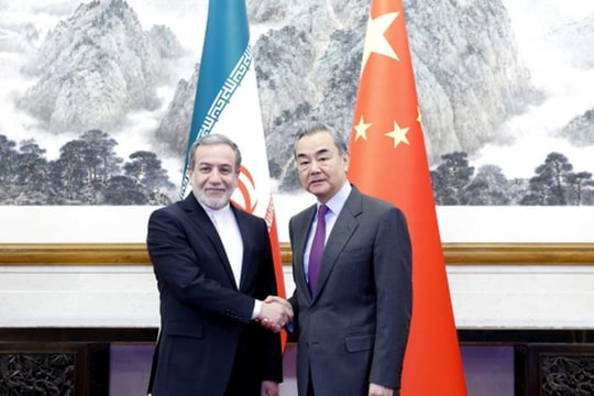 Trung Quốc bất ngờ gặp Ngoại trưởng Iran ngay trước chuyến công du của ông Trump: Bắc Kinh toan tính điều gì?