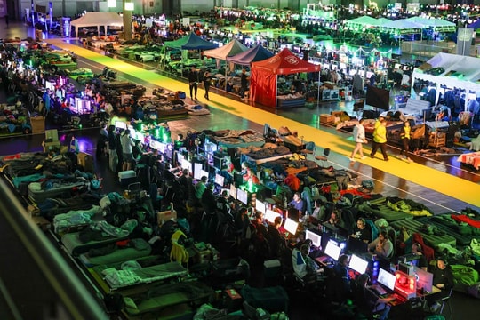 Điều gì đã tập hợp 2.300 game thủ vào nơi tối tăm, ăn ngủ dưới gầm bàn để trốn chạy thế giới Internet hiện đại?