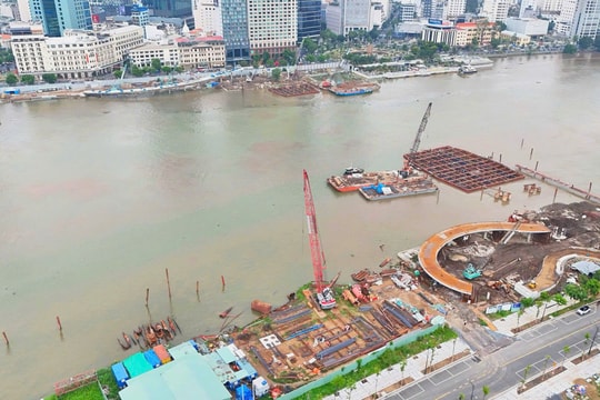“Lá dừa nước” khổng lồ gần 1.000 tỷ đồng dần hiện ra giữa sông Sài Gòn, dự kiến đưa vào sử dụng dịp Quốc Khánh 2/9