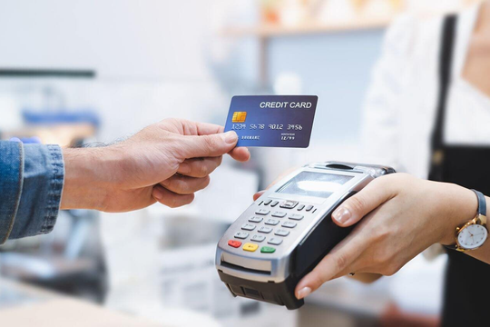 Bí mật sau chiếc thẻ tín dụng: Các ngân hàng kiếm tiền như thế nào?