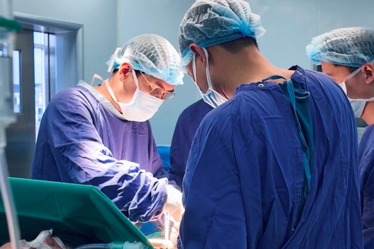 Cứu sống bệnh nhân người Anh có dạ dày “lạc chỗ” lên lồng ngực