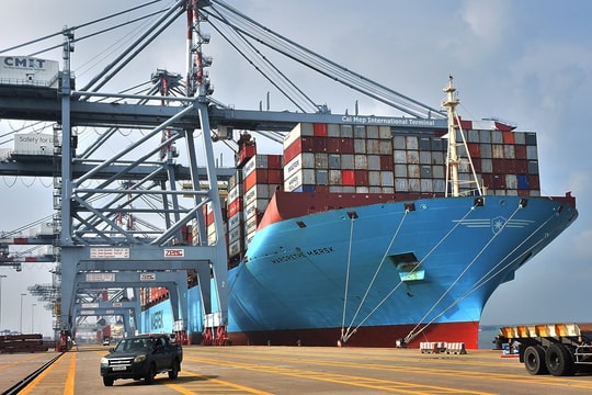 Khoảnh khắc Việt Nam lần đầu tiên đón siêu tàu container lớn nhất thế giới, dài gấp 5 lần máy bay Airbus A380 cập cảng 