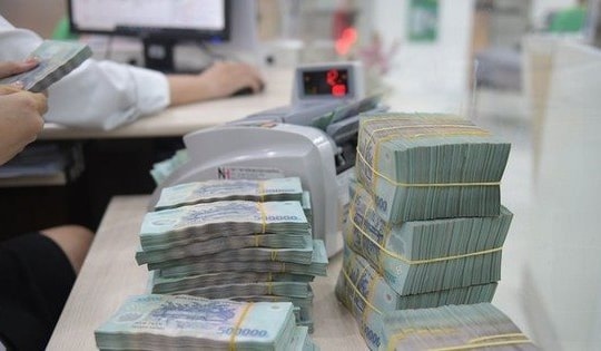 Tài chính tuần qua: Lãi suất tiết kiệm đồng loạt hạ nhiệt