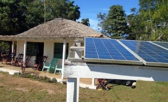 Giữa vòng kiềm toả năng lượng của Mỹ, Cuba nhận món quà quý từ nước cạnh Việt Nam
