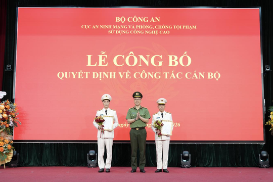 Về Bộ Công an, Chủ tịch và Tổng Giám đốc FPT Telecom được phong cấp thượng tá