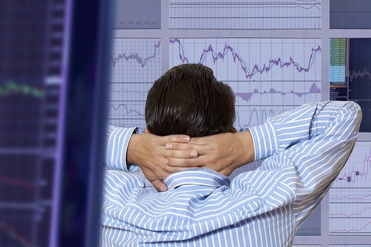 Tiếp đà bán ròng hơn 1.000 tỷ phiên đầu tuần, khối ngoại "xả" mạnh cổ phiếu nào?