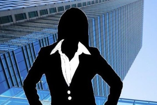 Vợ Phó Chủ tịch một ngân hàng mua thêm lượng lớn cổ phiếu