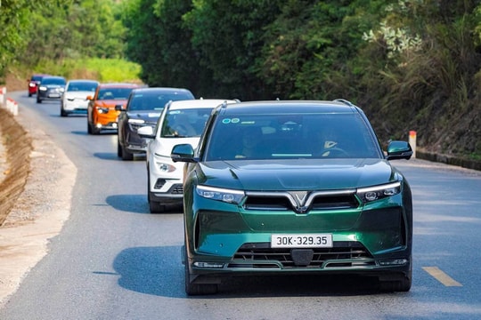 Bán xe 'mát tay' như tỷ phú Phạm Nhật Vượng: Mỗi ngày người Việt mua hơn 800 xe VinFast, Limo Green thành 'ngôi sao' mới 