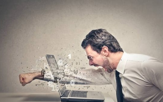 Hiệu ứng tâm lý Technostress: AI học việc trong 15 phút, nhân sự sợ bị bỏ rơi, phải liên tục chứng minh bản thân hữu ích, mệt mỏi hơn cả chạy deadline