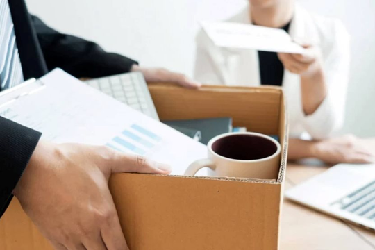 Hàng trăm nhân viên IT một hãng ô tô vừa bị sa thải nhẫn tâm qua 1 cuộc họp online 15 phút, phải ký giấy miễn trừ, hoàn trả tài sản 