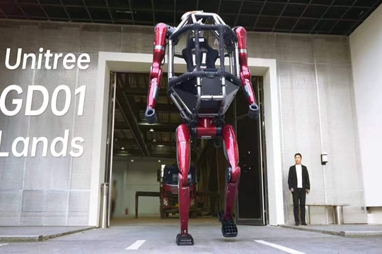 Trung Quốc ra mắt “Gundam ngoài đời thật”: Robot khổng lồ 2,7 mét trị giá 16 tỷ đồng, có thể biến hình từ 2 chân thành 4 chân