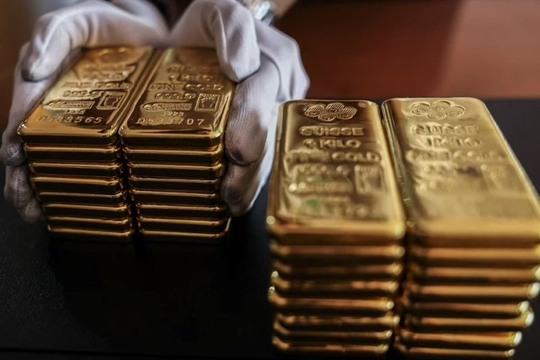 Giá vàng xuống dưới 4.700 USD, một thế lực tung tiền gom hàng