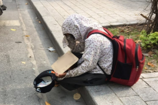 Phát hiện người đàn ông 10 năm ngủ vỉa hè nhưng không xin 1 đồng tiền nào, có nhà mà không thèm về