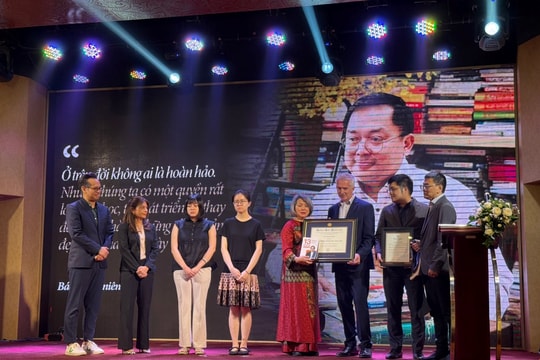 Ông Hoàng Nam Tiến được trao bằng Tiến sĩ danh dự từ đại học Mỹ