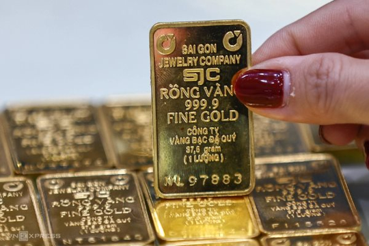 Giá vàng SJC tiếp tục "giảm cắm đầu" về mức 161 triệu đồng/lượng 