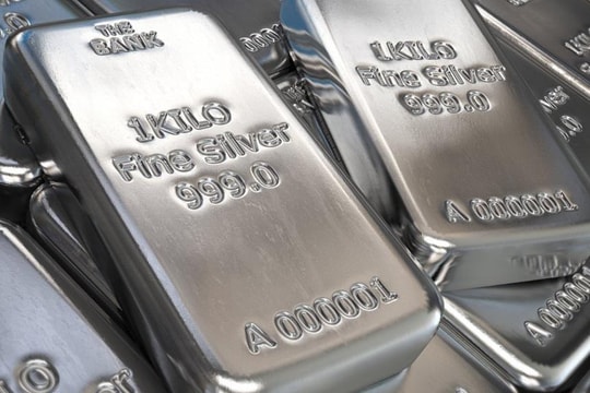 Quỹ khổng lồ tung tiền "gom" gần 200 tấn bạc chỉ trong 4 ngày