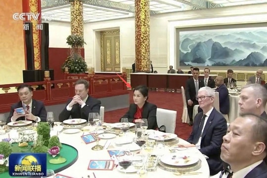 Nữ doanh nhân ngồi giữa Tim Cook và Elon Musk tại quốc yến: Từ nữ công nhân đến "bà trùm" nắm giữ yết hầu chuỗi cung ứng Apple, Tesla; sở hữu 1 nhà máy quan trọng tại Việt Nam