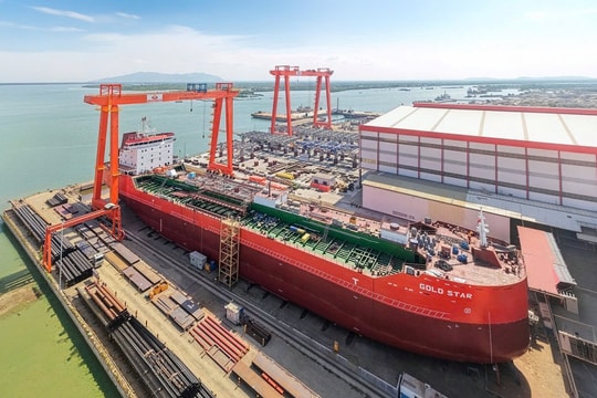 Sau khi làm vòm thép lớn nhất hành tinh, 'đại gia' Việt bất ngờ hạ thủy tàu 21.800 DWT tự đóng lần đầu tiên