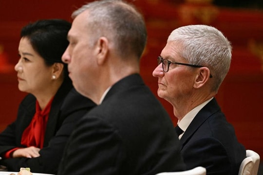 "15 tuổi làm công nhân, 55 tuổi được Trung Quốc chọn ngồi cùng bàn Elon Musk": Này Chu Quần Phi, bà là ai?