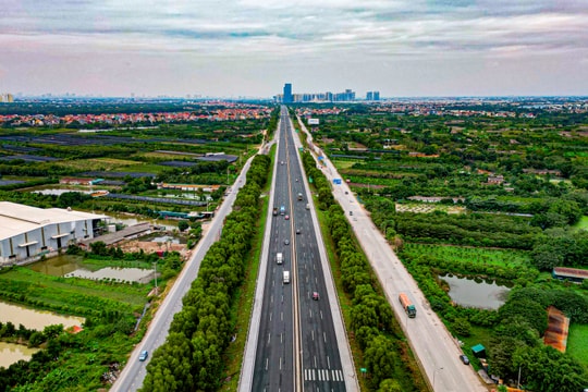 Việt Nam sở hữu một tuyến cao tốc đẹp như Châu Âu, được xây dựng theo tiêu chuẩn quốc tế
