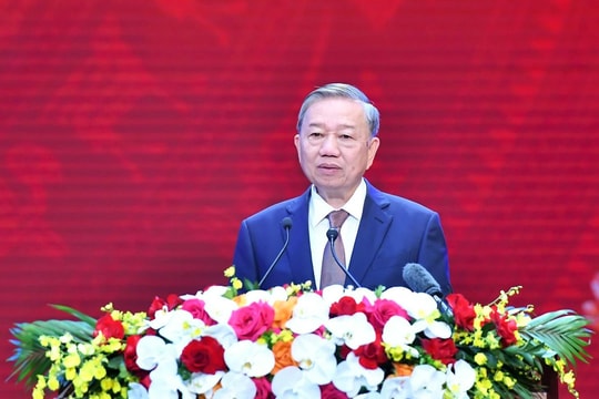ÁNH SÁNG HỒ CHÍ MINH SOI ĐƯỜNG CHO CHÚNG TA ĐI