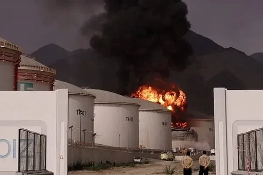Một cột khói lớn bốc lên từ nhà máy điện hạt nhân ở UAE, giá dầu thế giới lập tức tăng mạnh: Vượt ngưỡng 110 USD, lập đỉnh sau 2 tuần