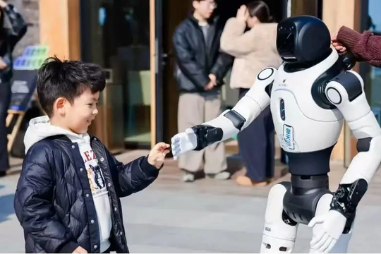 Chỉ một cú ngã “vô tình”, lần đầu tiên robot Trung Quốc được công ty bảo hiểm chi trả lên tới 23 triệu đồng!