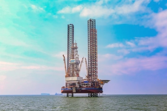 Khoảnh khắc lịch sử hạ thuỷ giàn khoan khổng lồ cao 145m, nặng 12.000 tấn, trị giá 180 triệu USD do chính kỹ sư người Việt đảm nhiệm 