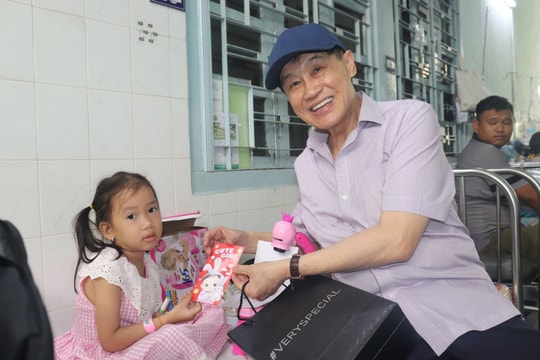 Tỷ phú Johnathan Hạnh Nguyễn xuất hiện tại BV Nhi đồng 2 với chiếc túi "Very Special" vào ngày đặc biệt