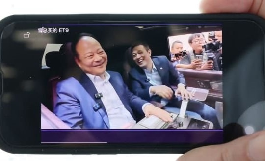 Tỷ phú bỏ phòng họp đi livestream, ngủ cốp xe chỉ để săn từng lượt share, view: Áp lực sinh tồn tàn khốc bên trong ngành xe điện 
