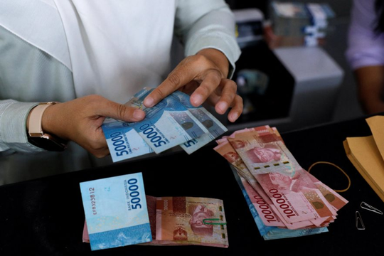 Đồng tiền của nền kinh tế lớn nhất Đông Nam Á chạm đáy lịch sử, chứng khoán sụt 3,46%, người dân gánh nợ hơn 5,8 tỷ USD chống chọi lạm phát