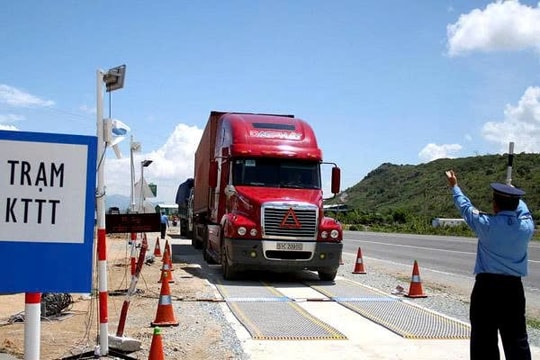 Phát hiện xe tải lạ, công an Việt Nam lập tức theo dõi giám sát, kiểm tra 