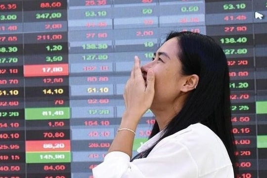 Cổ phiếu “họ” Vin, dầu khí và FPT bất ngờ tăng tốc, kéo VN-Index thoát hiểm sau cú hơi gần 60 điểm