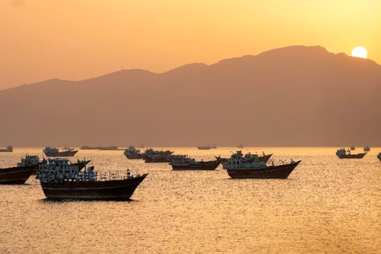 Hai siêu tàu 'phăm phăm' đi qua vùng chiến sự, láng giềng Việt Nam sắp nhận 4 triệu thùng dầu