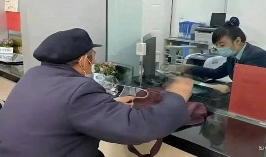 Phát hiện nhân viên ngân hàng cố tình trì hoãn phục vụ cụ ông chuyển 200 triệu đồng: Công an Hà Nội vào cuộc điều tra