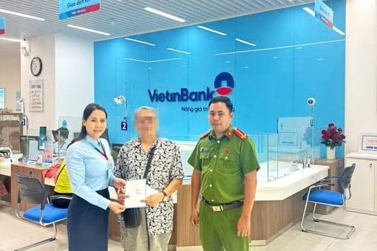 Công an phối hợp VietinBank kiểm tra giao dịch chuyển khoản của một khách hàng lớn tuổi