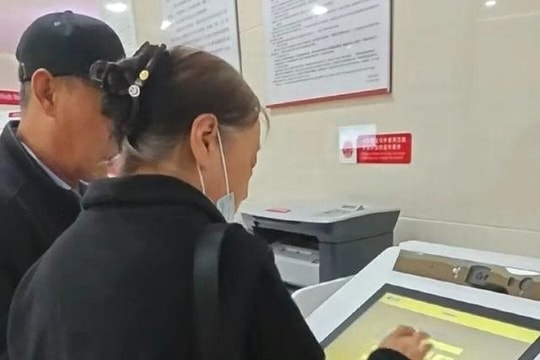 Khách gửi tiết kiệm hơn 387 triệu đồng, 8 năm sau phát hiện đã mua bảo hiểm, ngân hàng khẳng định: “Chúng tôi bán hàng đúng quy trình” 
