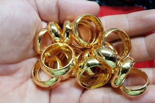 Giá vàng rớt thảm, nhiều người "quay xe" gửi tiết kiệm ngân hàng