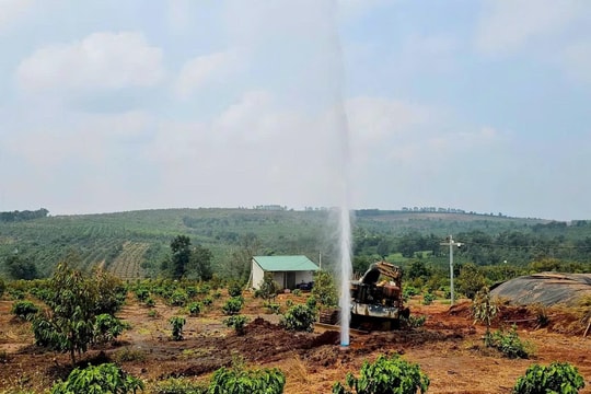 Đào đất, người dân phát hiện cột khí kèm nước phun cao 15m, chuyên gia lập tức vào cuộc 