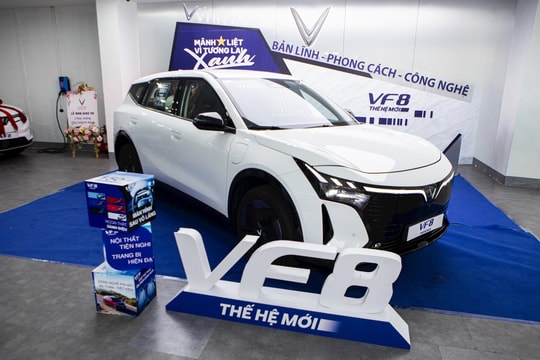 Xem kỹ VinFast VF 8 đời mới vừa về đại lý: Nhiều điểm khác bản cũ, khách vẫn xuống cọc dù chưa thấy xe