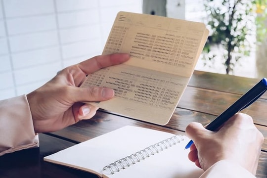 Cụ bà kiện ngân hàng vì khoản tiền gửi tiết kiệm suốt 27 năm bị áp lãi suất "không kỳ hạn"