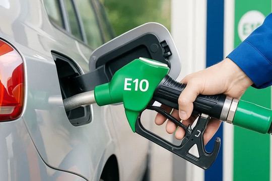 Giá xăng E10 giảm 1.225 đồng/lít